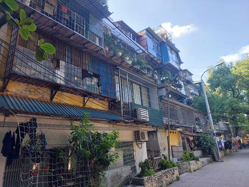 Nhiều hộ gia đình ở chung cư cũ trên địa bàn phường Thanh Xuân Bắc đã mở lối thoát nạn thứ 2.
