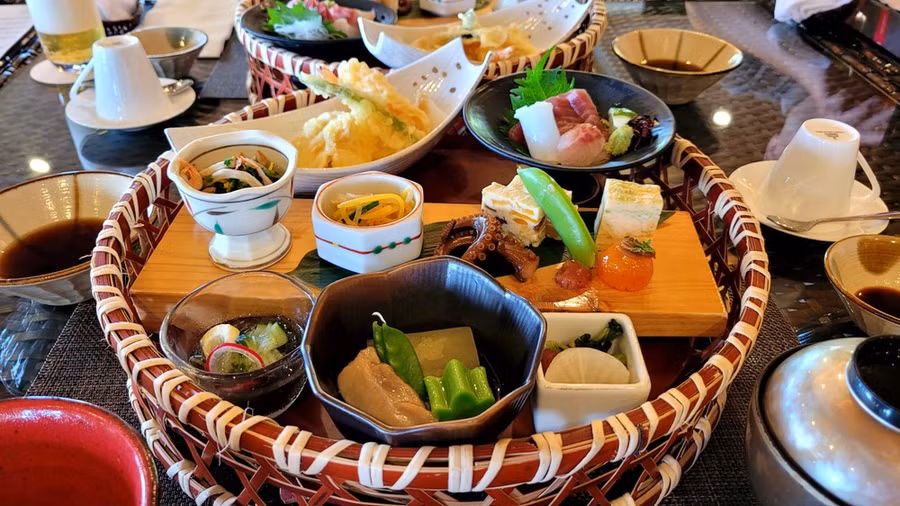 Một set ăn Ryukyu đặc trưng để phục vụ du khách ghé thăm Okinawa. (Ảnh: Minh Anh/Vietnam+) Một set ăn Ryukyu đặc trưng để phục vụ du khách ghé thăm Okinawa. (Ảnh: Minh Anh/Vietnam+)