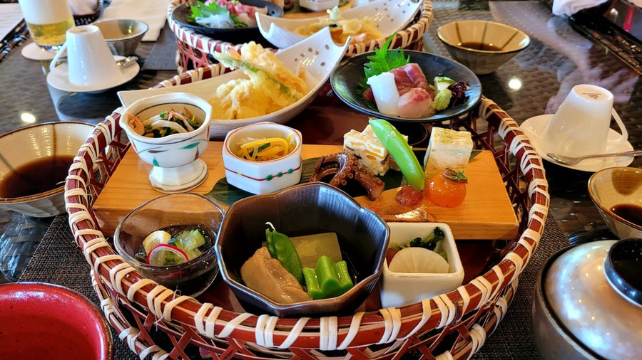 Một set ăn Ryukyu đặc trưng để phục vụ du khách ghé thăm Okinawa. (Ảnh: Minh Anh/Vietnam+)