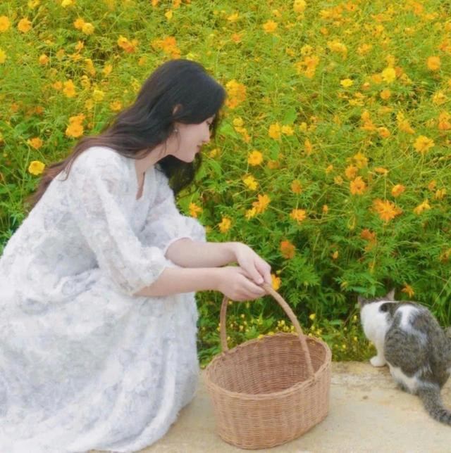 Thời gian rảnh rỗi, chị Linh hái hoa trong vườn và chơi với mèo. ẢNH: NVCC Thời gian rảnh rỗi, chị Linh hái hoa trong vườn và chơi với mèo. ẢNH: NVCC