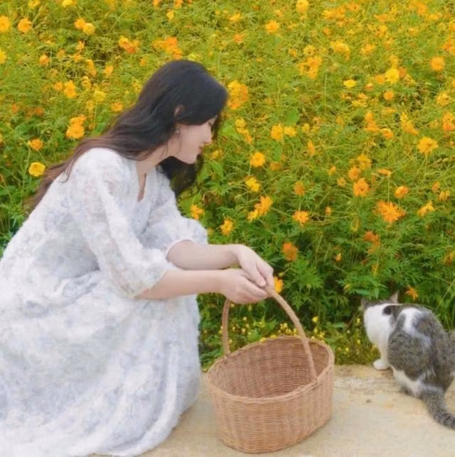 Thời gian rảnh rỗi, chị Linh hái hoa trong vườn và chơi với mèo. ẢNH: NVCC