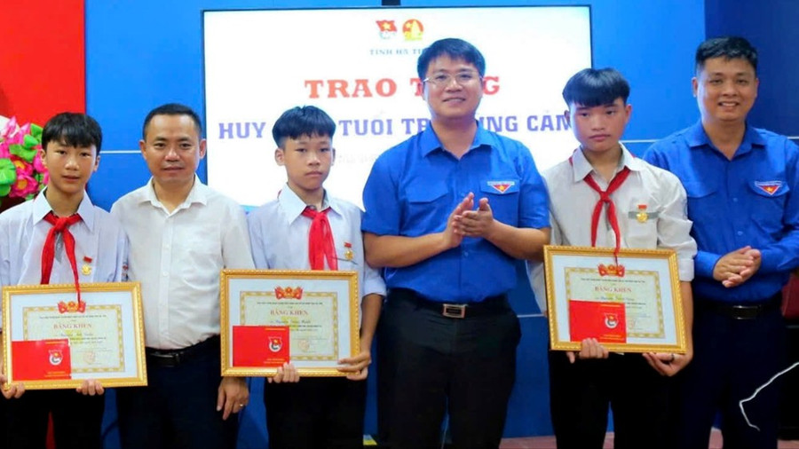 Đại diện Tỉnh đoàn Hà Tĩnh trao huy hiệu “Tuổi trẻ dũng cảm” và bằng khen đến 3 nam học sinh. Đại diện Tỉnh đoàn Hà Tĩnh trao huy hiệu “Tuổi trẻ dũng cảm” và bằng khen đến 3 nam học sinh.