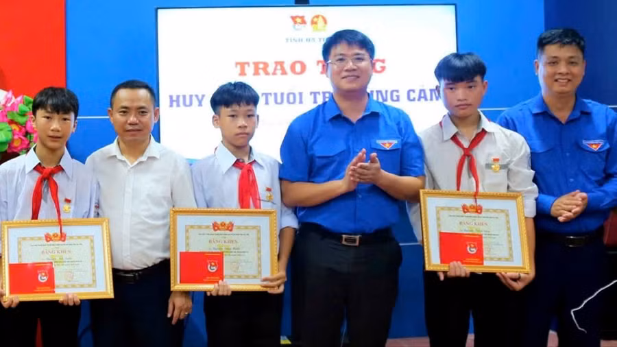 Đại diện Tỉnh đoàn Hà Tĩnh trao huy hiệu “Tuổi trẻ dũng cảm” và bằng khen đến 3 nam học sinh.