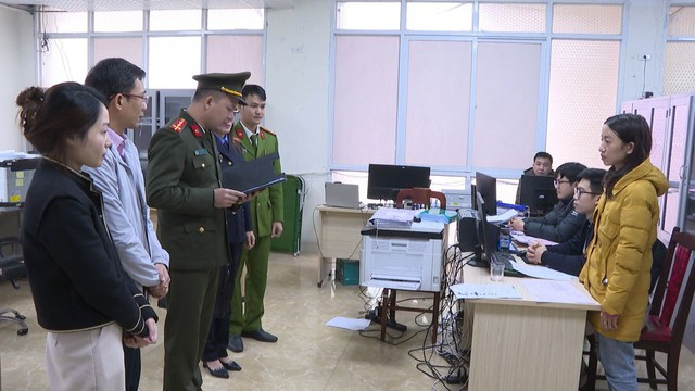 Thi hành Lệnh bắt, khám xét những người liên quan đến hành vi đưa hối lộ, nhận hối lộ tại Chi nhánh Văn phòng đăng ký đất đai Sầm Sơn và Cục thuế khu vực Sầm Sơn - Quảng Xương. Ảnh: Công an Thanh Hóa