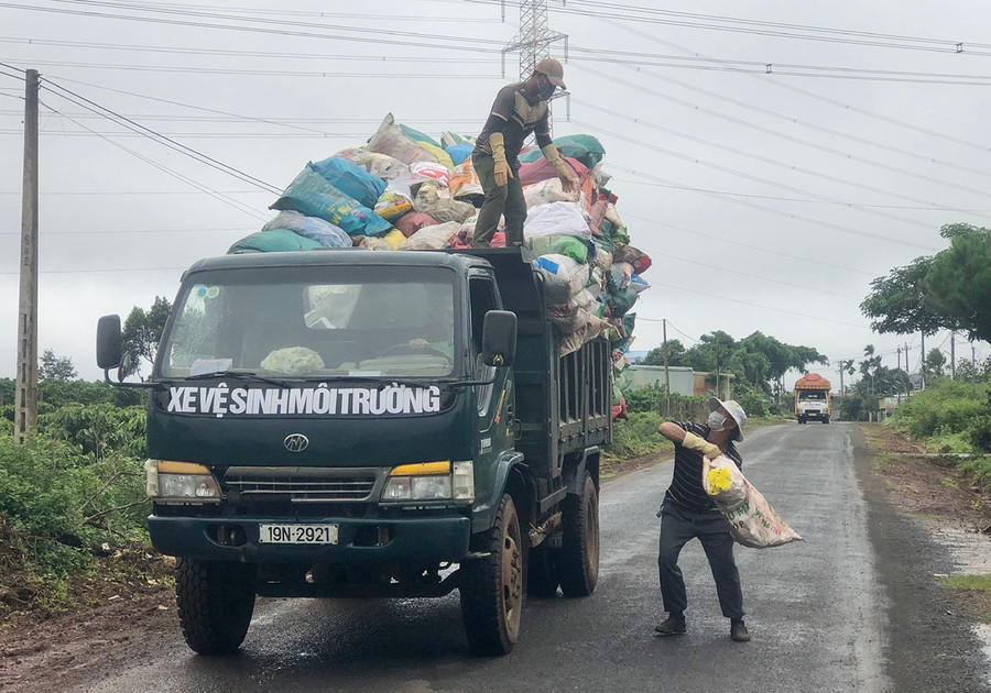 Đội thu gom rác thải xã Ia Sao tiến hành thu gom rác thải của người dân mỗi tuần 1 lần để bảo vệ môi trường. Ảnh: L.N Đội thu gom rác thải xã Ia Sao tiến hành thu gom rác thải của người dân mỗi tuần 1 lần để bảo vệ môi trường. Ảnh: L.N