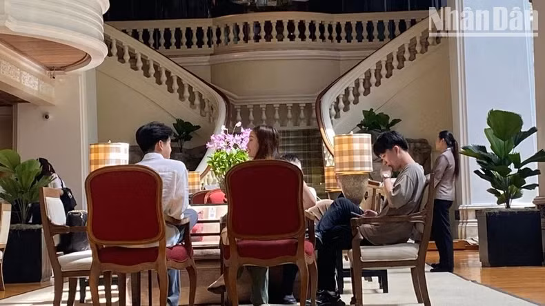 Các hoạt động tại sảnh chính khách sạn đã trở lại như ngày thường lúc cuối buổi chiều ngày 17/7. (Ảnh: XUÂN SƠN)