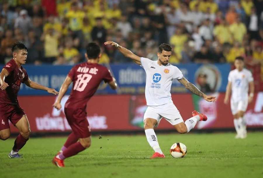 Hendrio vẫn là ngòi nổ đáng xem nhất của chủ nhà Nam Định. Ảnh CLB NAM ĐỊNH