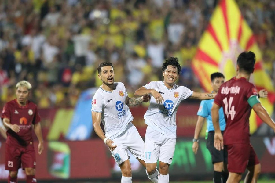 Hai đội tạo ra thế trận ăn miếng trả miếng. Ảnh CLB NAM ĐỊNH