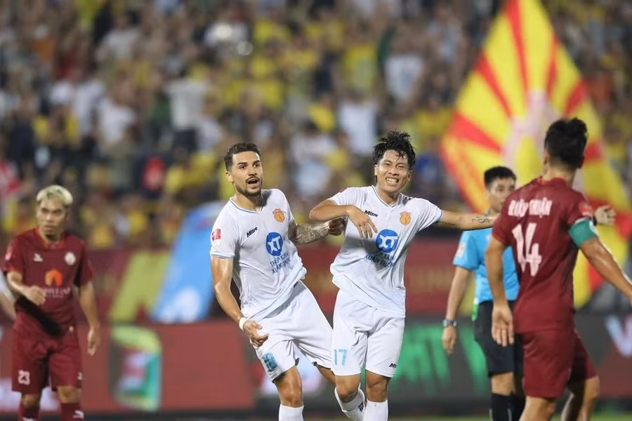 Hai đội tạo ra thế trận ăn miếng trả miếng. Ảnh CLB NAM ĐỊNH