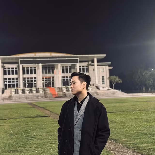 Anh Linh nhẹ nhõm khi cứu được hai bé. Ảnh NVCC