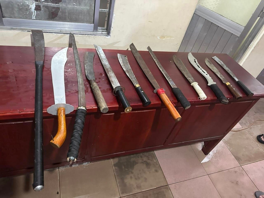 Hung khí các đối tượng chuẩn bị để tham gia hỗn chiến. Ảnh: CABC Hung khí các đối tượng chuẩn bị để tham gia hỗn chiến. Ảnh: CABC