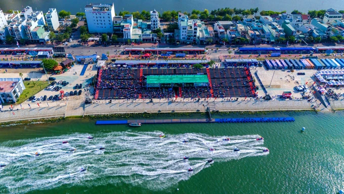 Vòng đua kéo dài hàng ngàn mét, nhiều tay đua đạt tốc độ trên 170km/giờ trong cuộc đua nước rút Vòng đua kéo dài hàng ngàn mét, nhiều tay đua đạt tốc độ trên 170km/giờ trong cuộc đua nước rút