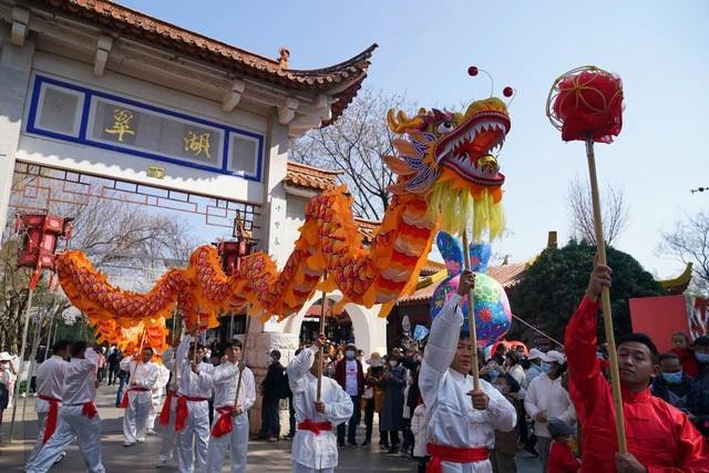 Múa rồng mừng năm mới âm lịch 2023 tại Côn Minh, tỉnh Vân Nam (Trung Quốc) Múa rồng mừng năm mới âm lịch 2023 tại Côn Minh, tỉnh Vân Nam (Trung Quốc)