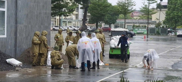 Lực lượng hậu cần đội mưa chống bão Lực lượng hậu cần đội mưa chống bão