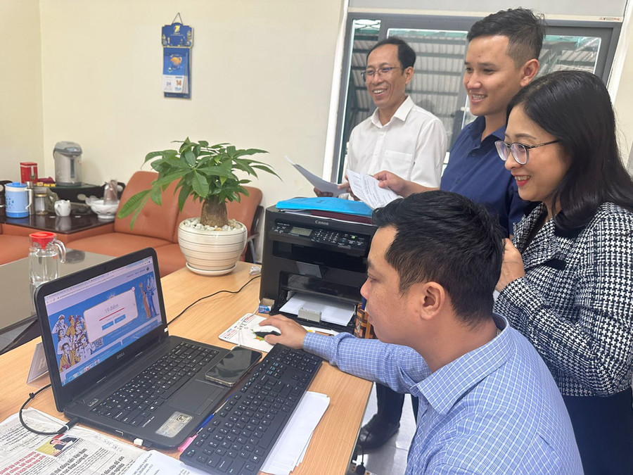 Cán bộ Văn phòng LĐLĐ tỉnh hướng dẫn đoàn viên truy cập sàn thương mại điện tử “Chợ Tết Công đoàn 2024”. Ảnh: Đ.Y Cán bộ Văn phòng LĐLĐ tỉnh hướng dẫn đoàn viên truy cập sàn thương mại điện tử “Chợ Tết Công đoàn 2024”. Ảnh: Đ.Y