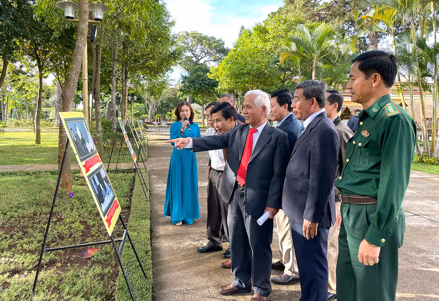 Ông Võ Văn Sung và ông Lâm Thế Tổng (thứ 2, 3 từ phải sang) tại triển lãm ảnh nhân kỷ niệm 55 năm thiết lập quan hệ ngoại giao Việt Nam-Campuchia. Ảnh Phương Duyên