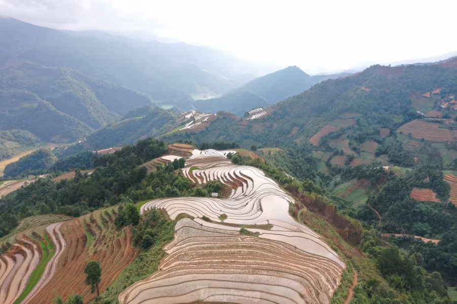 Những thửa ruộng bậc thang mùa nước đổ cứ thay đổi màu sắc theo thời gian không gian của một ngày, khiến cho du khách không khỏi ngất ngây vẻ đẹp của những “dải lụa” vắt ngang lưng trời.