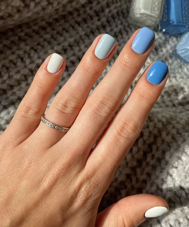 Đầu tư vào một bộ móng đơn sắc là cách làm yêu thích của những cô nàng theo đuổi chủ nghĩa tối giản. Chọn một gam màu chính và sử dụng nhiều tone đậm nhạt khác nhau trên mỗi móng tay và như thế bạn đã hoàn thành một bộ nail vừa độc đáo, lại thanh lịch.