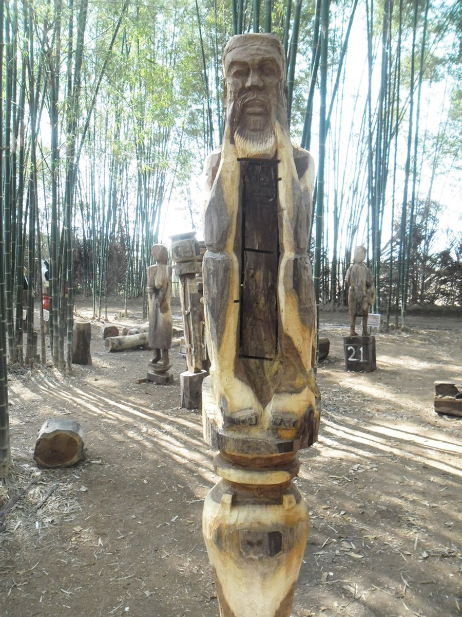 Tượng ông già ngồi chống cằm. Ảnh: A Dơng Tượng ông già ngồi chống cằm. Ảnh: A Dơng