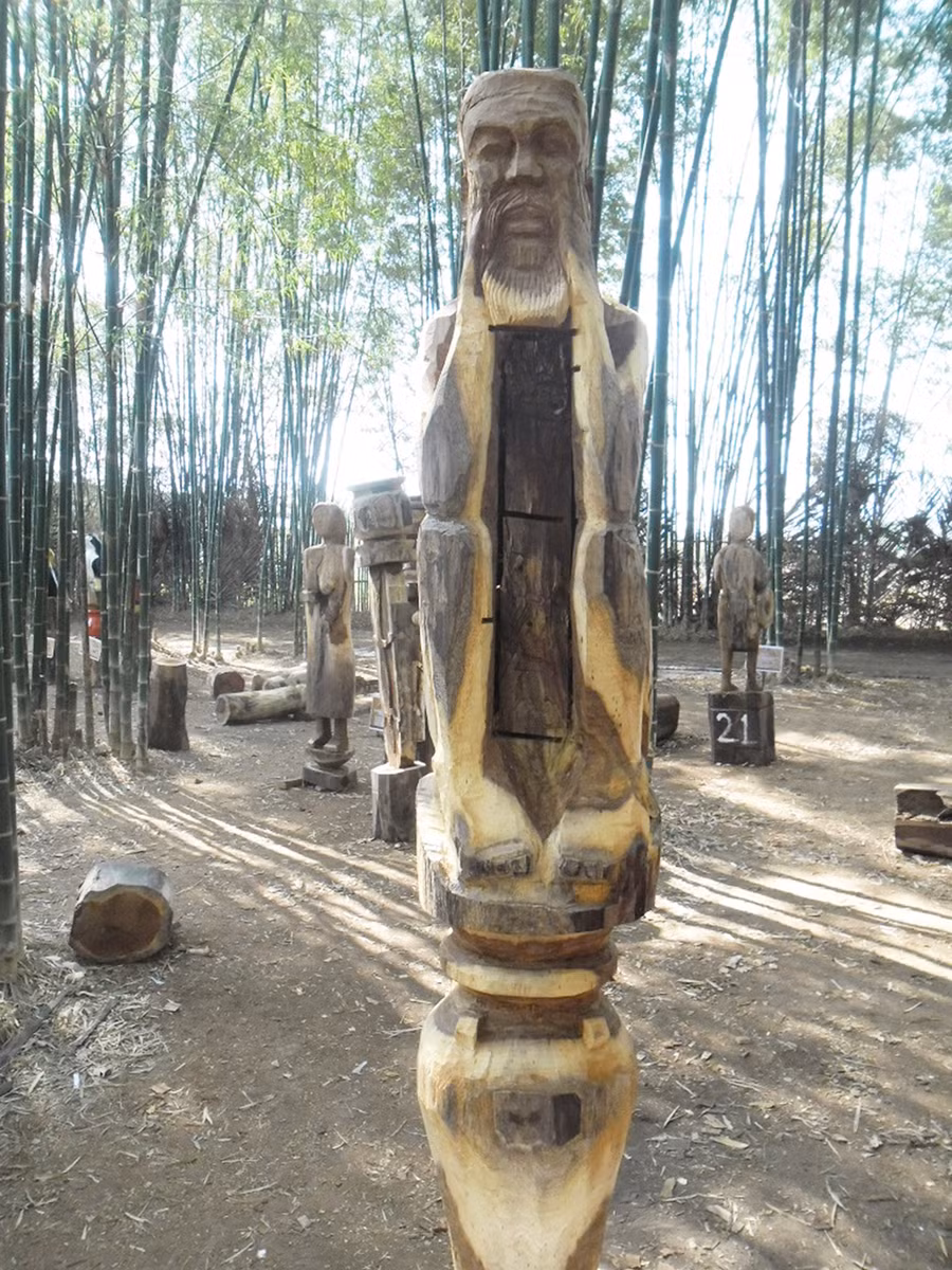 Tượng ông già ngồi chống cằm. Ảnh: A Dơng