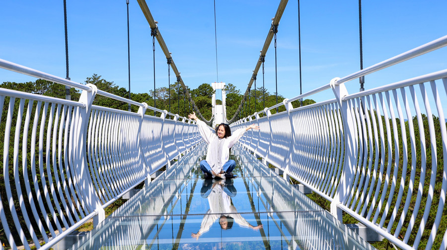 Bước đầu tiên xuống mặt cầu kính, du khách có thể sẽ cảm nhận cầu đang rung lắc nhẹ tạo nên cảm giác e ngại, thận trọng lúc ban đầu. Thậm chí, khi đang đi giữa cầu, hiệu ứng của công nghệ 7D sẽ tạo âm thanh giả lập như các lớp kính đang vỡ tan, tăng sự kích thích cho du khách. Tuy vậy, cam kết của đơn vị vận hành cầu đáy kính Ngàn Thông là thiết kế bảo đảm an toàn tải trọng và yếu tố thẩm mỹ Bước đầu tiên xuống mặt cầu kính, du khách có thể sẽ cảm nhận cầu đang rung lắc nhẹ tạo nên cảm giác e ngại, thận trọng lúc ban đầu. Thậm chí, khi đang đi giữa cầu, hiệu ứng của công nghệ 7D sẽ tạo âm thanh giả lập như các lớp kính đang vỡ tan, tăng sự kích thích cho du khách. Tuy vậy, cam kết của đơn vị vận hành cầu đáy kính Ngàn Thông là thiết kế bảo đảm an toàn tải trọng và yếu tố thẩm mỹ