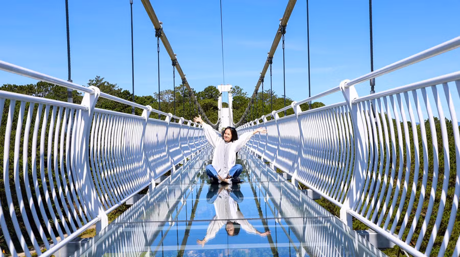 Bước đầu tiên xuống mặt cầu kính, du khách có thể sẽ cảm nhận cầu đang rung lắc nhẹ tạo nên cảm giác e ngại, thận trọng lúc ban đầu. Thậm chí, khi đang đi giữa cầu, hiệu ứng của công nghệ 7D sẽ tạo âm thanh giả lập như các lớp kính đang vỡ tan, tăng sự kích thích cho du khách. Tuy vậy, cam kết của đơn vị vận hành cầu đáy kính Ngàn Thông là thiết kế bảo đảm an toàn tải trọng và yếu tố thẩm mỹ