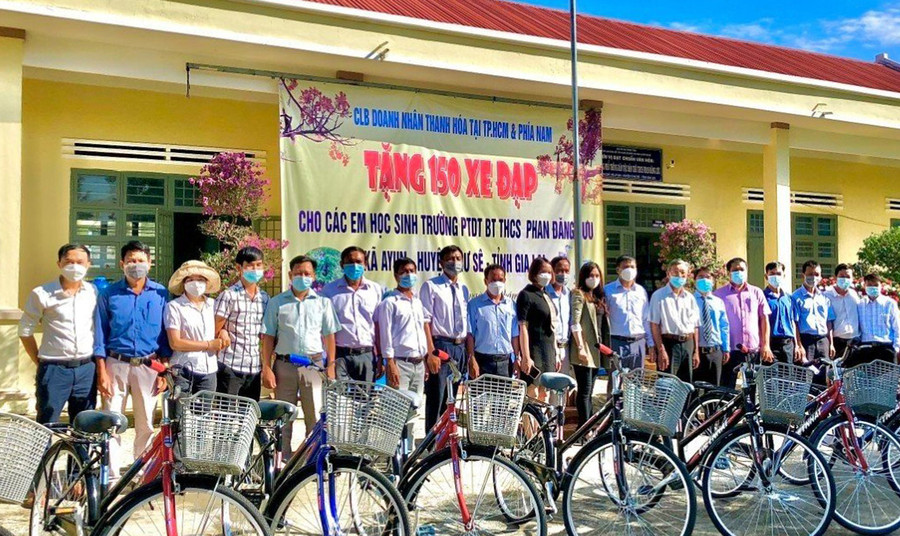 Hội Khuyến học huyện Chư Sê phối hợp với các tổ chức, cá nhân tặng xe đạp cho học sinh Trường phổ thông dân tộc bán trú THCS Phan Bội Châu, xã Ayun. Ảnh: Phạm Ngọc Hội Khuyến học huyện Chư Sê phối hợp với các tổ chức, cá nhân tặng xe đạp cho học sinh Trường phổ thông dân tộc bán trú THCS Phan Bội Châu, xã Ayun. Ảnh: Phạm Ngọc