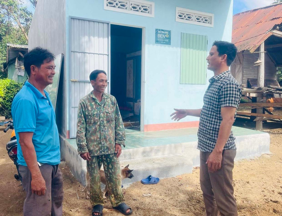 Anh Nay Long (bìa phải, Trưởng thôn Rưng Ma Nhiu) tích cực tuyên truyền, vận động người dân thay đổi nếp nghĩ, cách làm để vươn lên thoát nghèo. Ảnh: V.C Anh Nay Long (bìa phải, Trưởng thôn Rưng Ma Nhiu) tích cực tuyên truyền, vận động người dân thay đổi nếp nghĩ, cách làm để vươn lên thoát nghèo. Ảnh: V.C