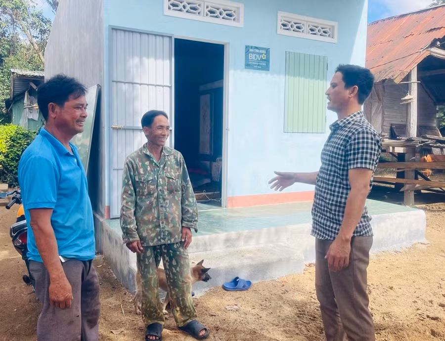 Anh Nay Long (bìa phải, Trưởng thôn Rưng Ma Nhiu) tích cực tuyên truyền, vận động người dân thay đổi nếp nghĩ, cách làm để vươn lên thoát nghèo. Ảnh: V.C