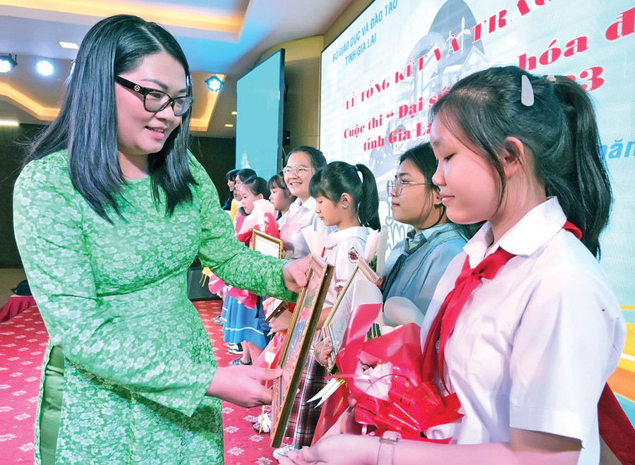 Ban tổ chức trao giải cho các “Đại sứ văn hóa đọc” năm 2023. Ảnh: M.C Ban tổ chức trao giải cho các “Đại sứ văn hóa đọc” năm 2023. Ảnh: M.C