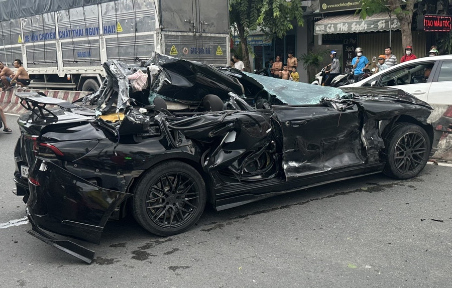 Xe ôtô bẹp dúm sau tai nạn. Ảnh: Đình Trọng Xe ôtô bẹp dúm sau tai nạn. Ảnh: Đình Trọng