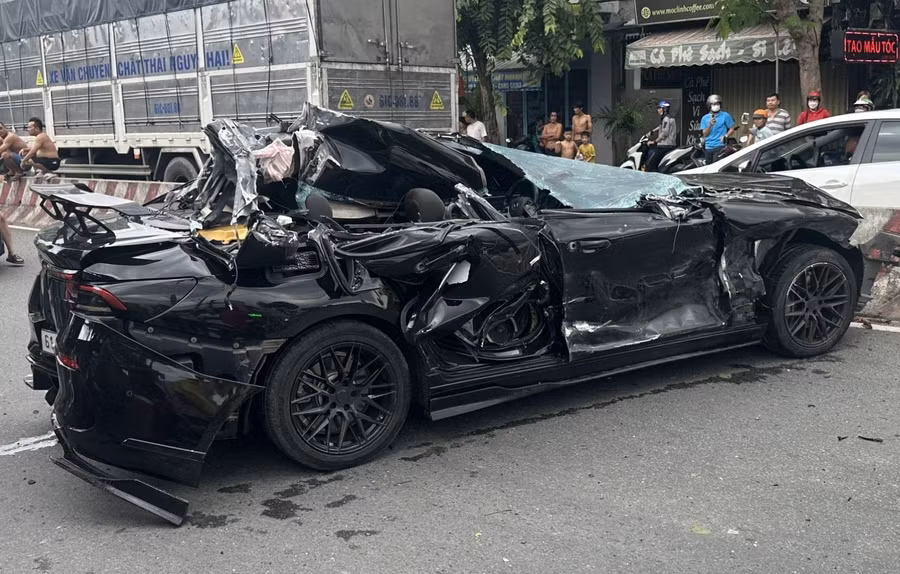 Xe ôtô bẹp dúm sau tai nạn. Ảnh: Đình Trọng