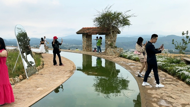 Giới trẻ mê mẩn với những quán cà phê độc đáo, thơ mộng. Giới trẻ mê mẩn với những quán cà phê độc đáo, thơ mộng.