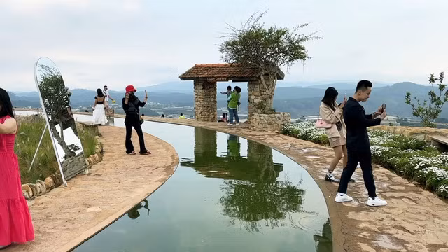 Giới trẻ mê mẩn với những quán cà phê độc đáo, thơ mộng.