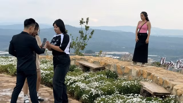 Giới trẻ lưu giữ những khoảnh khắc đẹp đẽ trong chuyến du lịch.