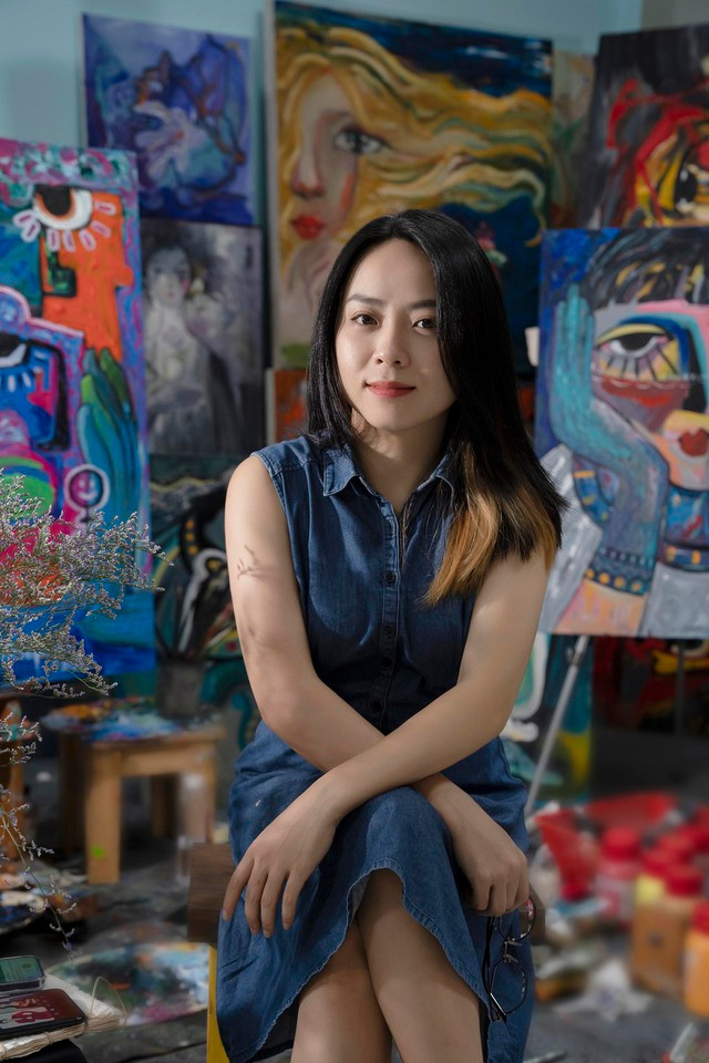 Họa sĩ Lê Như Nguyện và một số tác phẩm tại triển lãm. Ảnh: NVCC