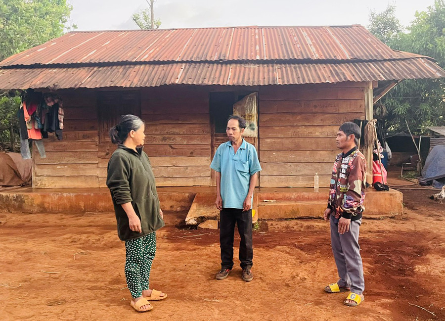 Ông Dyuăk (đứng giữa) tuyên truyền, vận động người dân chấp hành tốt các quy định của pháp luật, hương ước của thôn. Ảnh: N.H