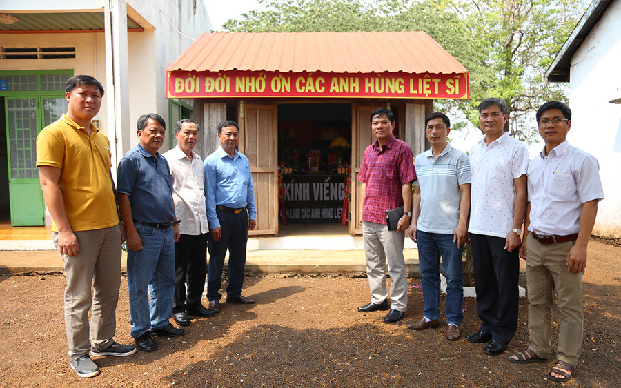 Đại tá Nguyễn Ngọc Sơn-Phó Giám đốc Công an tỉnh và đoàn công tác chụp hình lưu niệm cùng các đồng chí lãnh đạo Đội K52. Ảnh: Hữu Trường