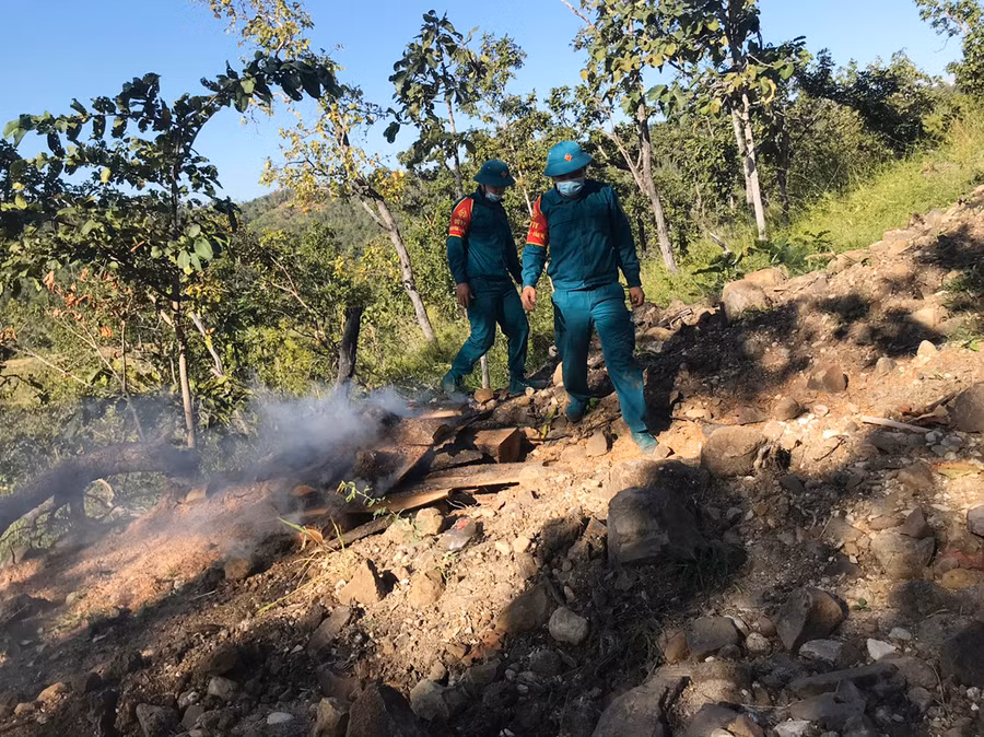 Lực lượng dân quân tự vệ xã Hbông (huyện Chư Sê) tuần tra bảo vệ rừng tại khu vực núi Cheng Leng. Ảnh: Nguyễn Diệp