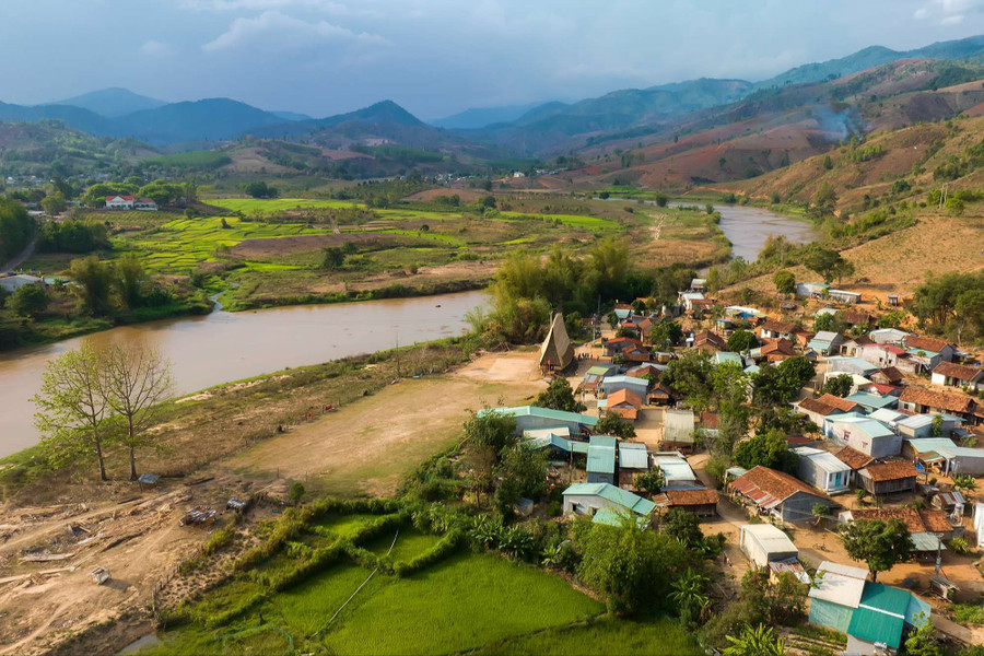 Toàn cảnh làng Kon Vi Vàng bên dòng sông Đăk Kôi. Ảnh: NB