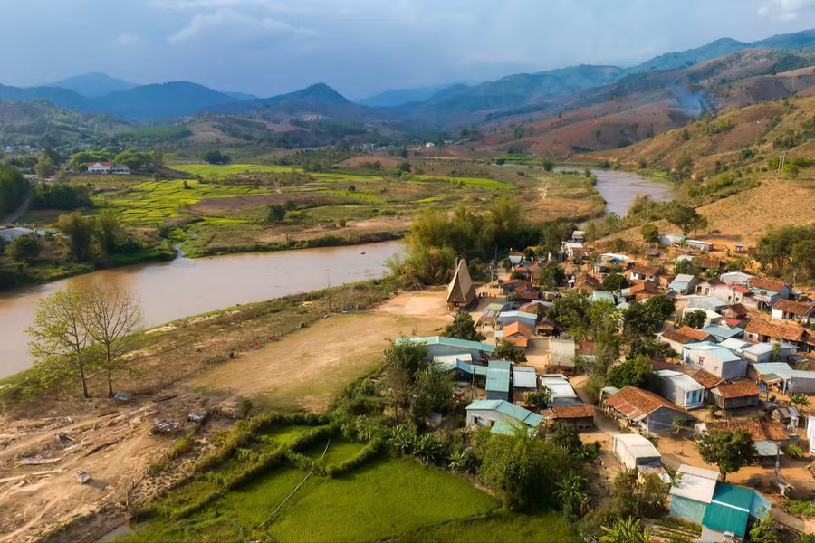 Toàn cảnh làng Kon Vi Vàng bên dòng sông Đăk Kôi. Ảnh: NB