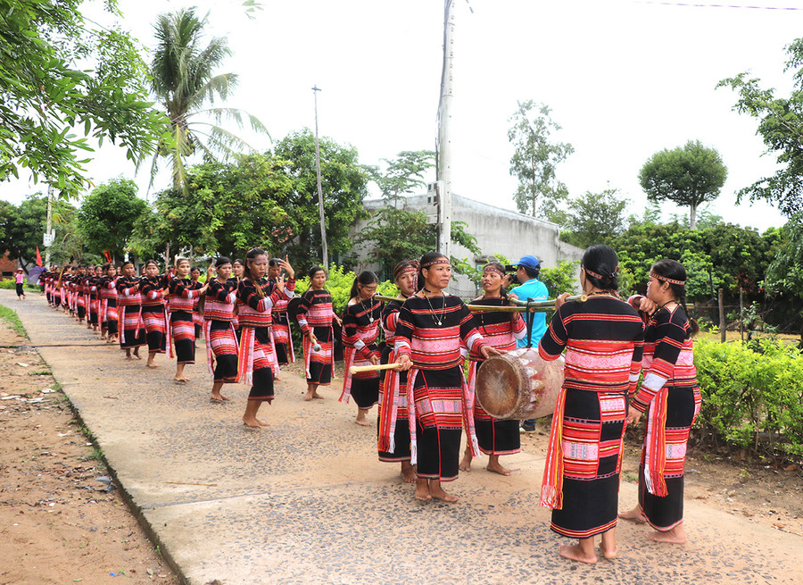 Một buổi trình diễn của CLB Cồng chiêng nữ làng Leng, xã Tơ Tung, huyện Kbang. Ảnh: N.M Một buổi trình diễn của CLB Cồng chiêng nữ làng Leng, xã Tơ Tung, huyện Kbang. Ảnh: N.M