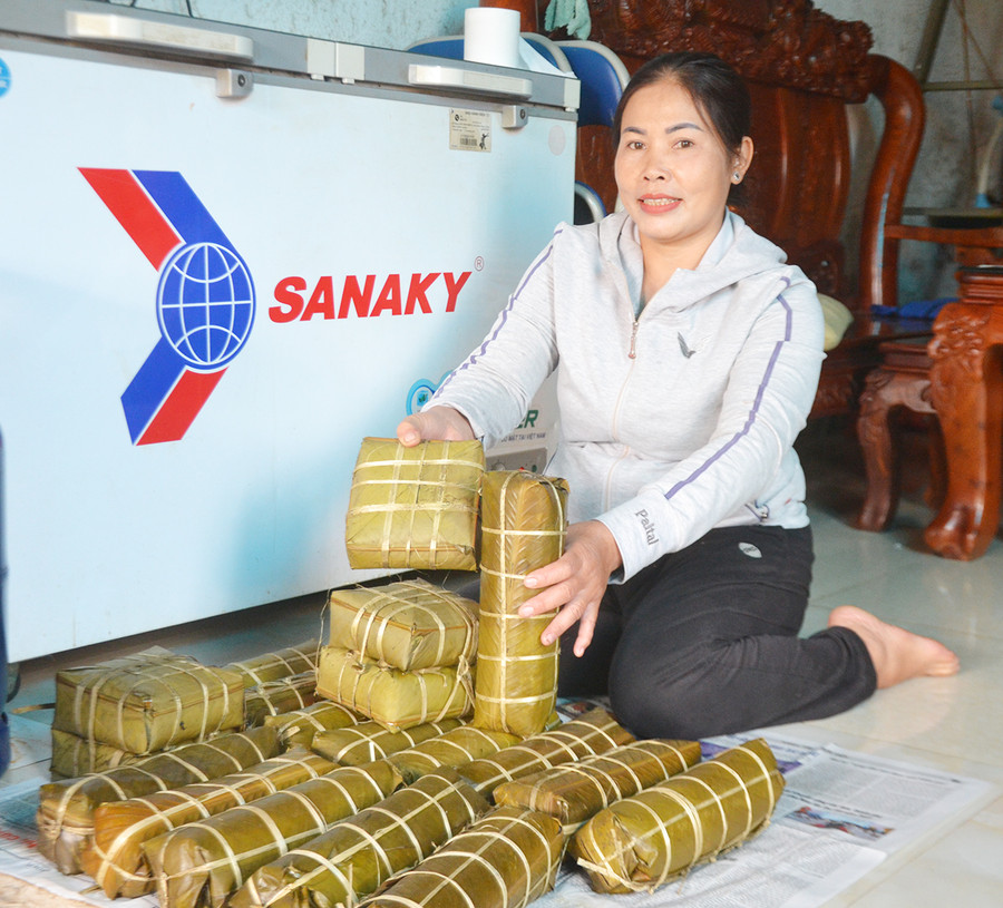 Bà Nguyễn Thị Hải làm và bán bánh chưng, bánh tét tại nhà. Ảnh: H.M