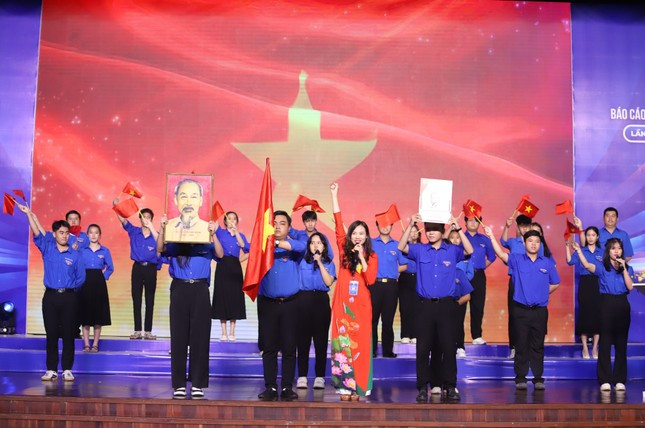 Các cán bộ Đoàn tiêu biểu đã thể hiện sinh động phần thi của mình với sự trợ giúp của các bạn đoàn viên thanh niên. Các cán bộ Đoàn tiêu biểu đã thể hiện sinh động phần thi của mình với sự trợ giúp của các bạn đoàn viên thanh niên.