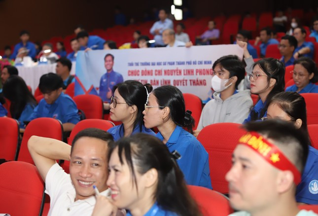 Đông đảo bạn trẻ nhiệt tình cổ vũ các thí sinh thi tài. Đông đảo bạn trẻ nhiệt tình cổ vũ các thí sinh thi tài.