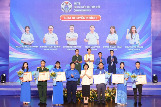 Các thí sinh nhận giải Khuyến khích hội thi. Các thí sinh nhận giải Khuyến khích hội thi.