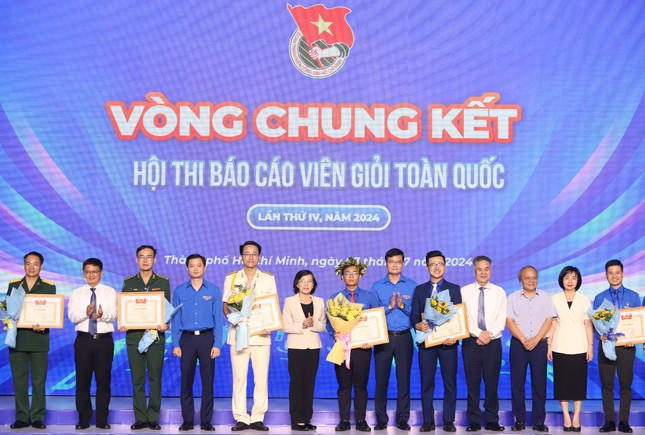 Lãnh đạo T.Ư Đoàn, TPHCM chúc mừng các thí sinh vòng Chung kết. Lãnh đạo T.Ư Đoàn, TPHCM chúc mừng các thí sinh vòng Chung kết.