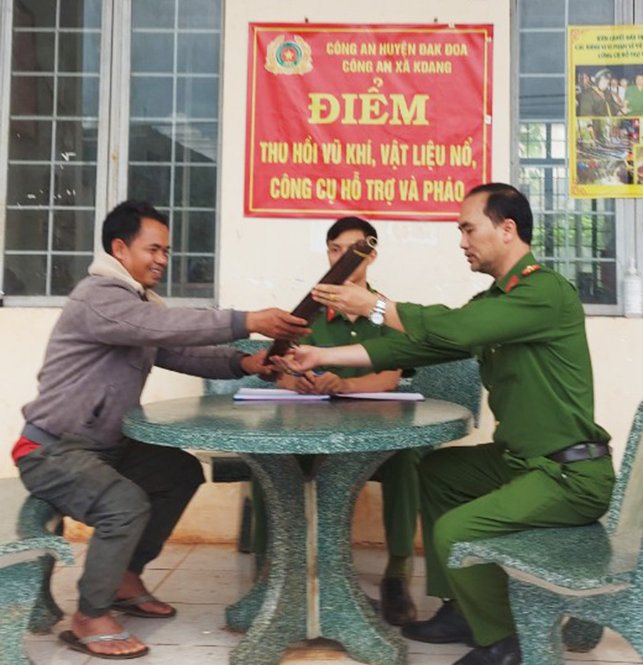 Công an xã Kdang tiếp nhận súng dân giao nộp. Ảnh: T.D Công an xã Kdang tiếp nhận súng dân giao nộp. Ảnh: T.D