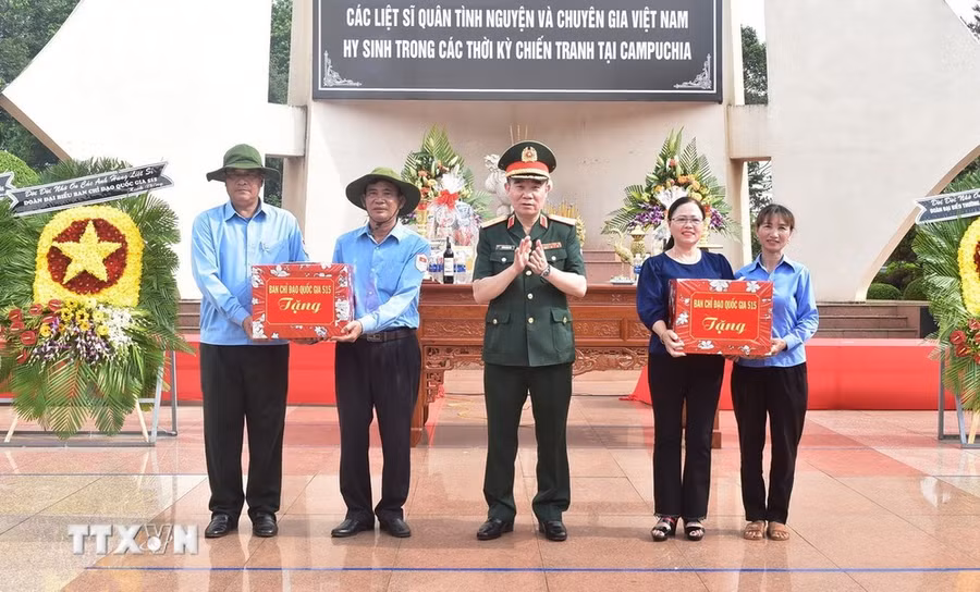 Ban Chỉ đạo quốc gia 515, Đoàn công tác Quân khu trao quà, động viên cán bộ, chiến sỹ Đội K51 trong thực hiện nhiệm vụ tìm kiếm, quy tập hài cốt liệt sỹ. (Ảnh: Nguyên Dung/TTXVN)