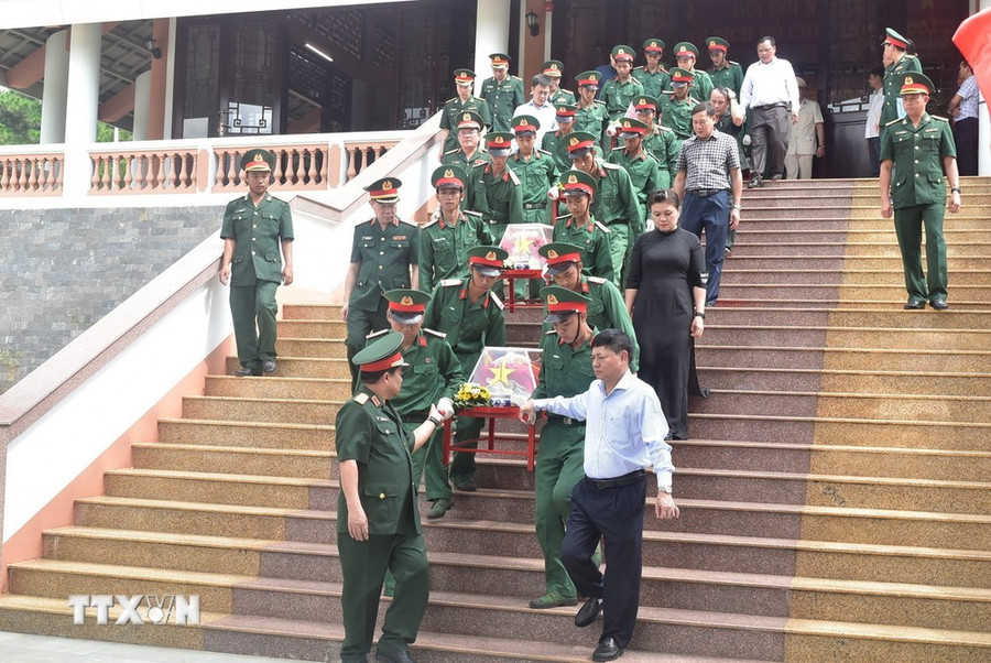 Các đại biểu đưa các liệt sỹ về an táng tại nghĩa trang. (Ảnh: Nguyên Dung/TTXVN) Các đại biểu đưa các liệt sỹ về an táng tại nghĩa trang. (Ảnh: Nguyên Dung/TTXVN)